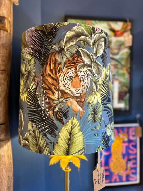 Tiger on the prowl, Smoke Blue